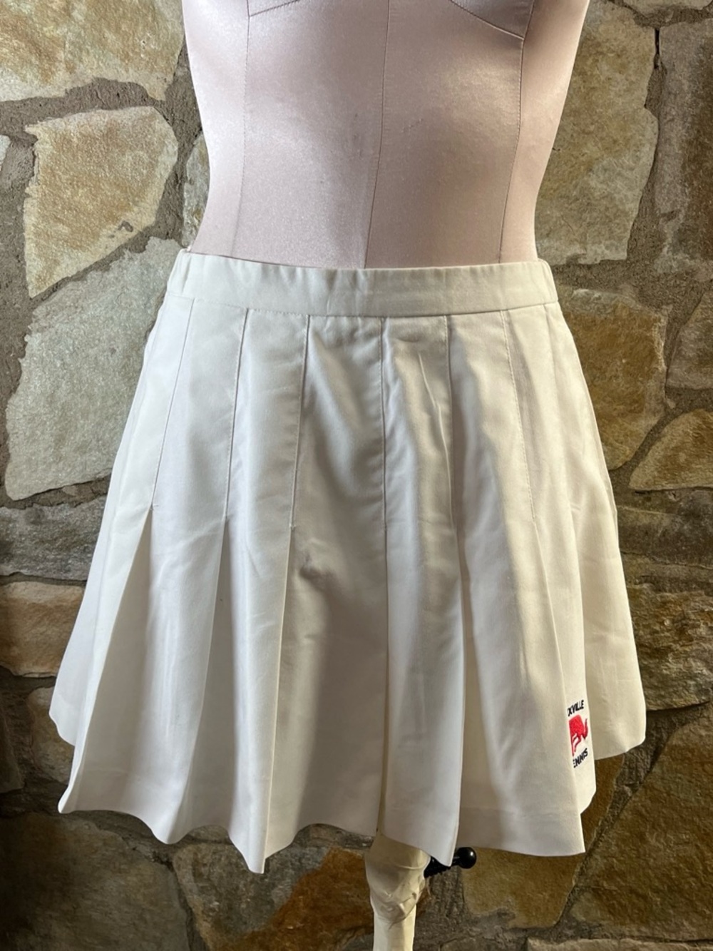 Boast vintage white pleated tennis skirt with embroidered red logo 🎾